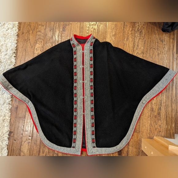 Norwegian Heimdall black Handcrafted wool cape by Kari G - Picture 14 of 17